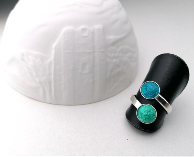 Bague ajustable en Argent 925 agrémentée de 2 perles d'émail sur feuilles d'argent