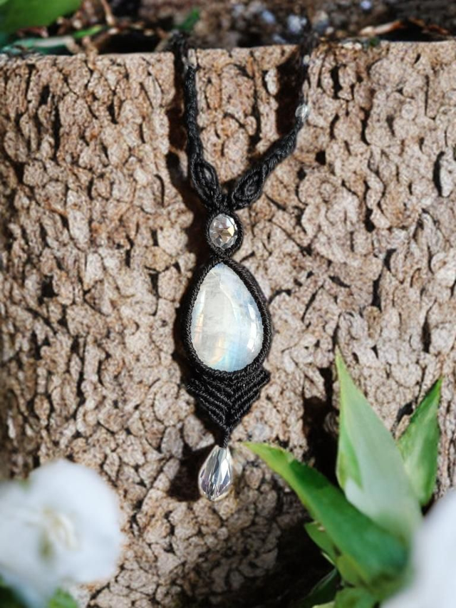 Collier réglable "lune étreinte"