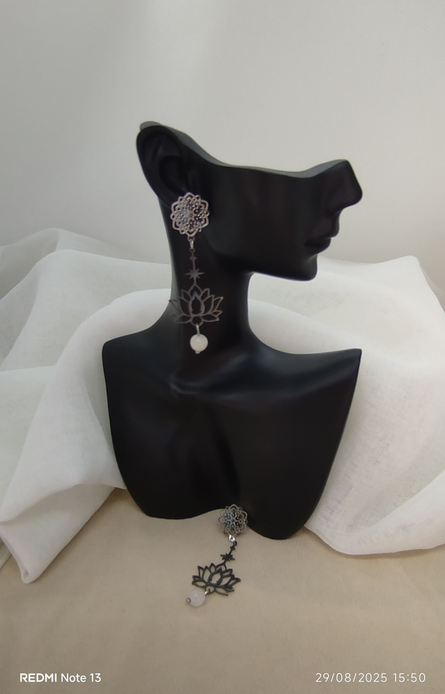 Clous d&#039;oreilles forme &quot;fleur&quot; avec pendentif &quot;lotus&quot; en acier inoxydable, et pierres naturelles 6mm pierre de lune.