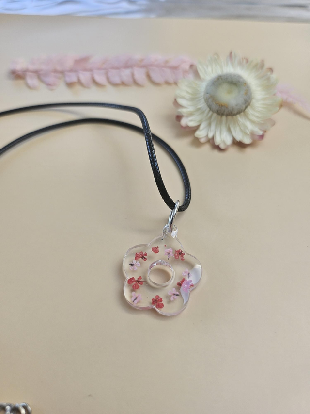 Pendentif en résine - Fleurs roses et rouges 