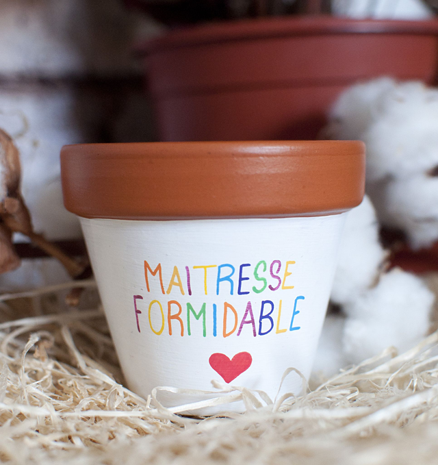 Cache pot / Pot en terre cuite : Maitresse formidable [Cadeau Maîtresse / Cadeau fin d'année scolaire / Cadeau personnalisé maitresse]