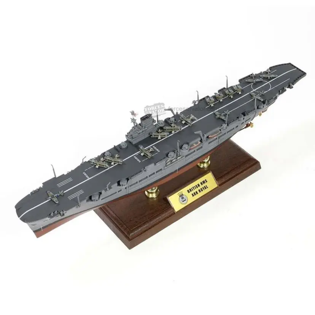 1/700 Flugzeugträger HMS Ark Royal Metall mit Ständer und Flugzeugen