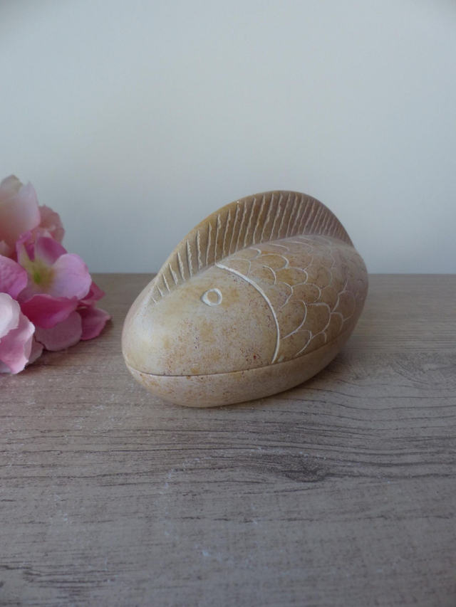 Boîte en pierre naturelle sculptée main – Forme de poisson – Artisanat du Kenya – Décoration bord de mer et rangement élégant vide poche