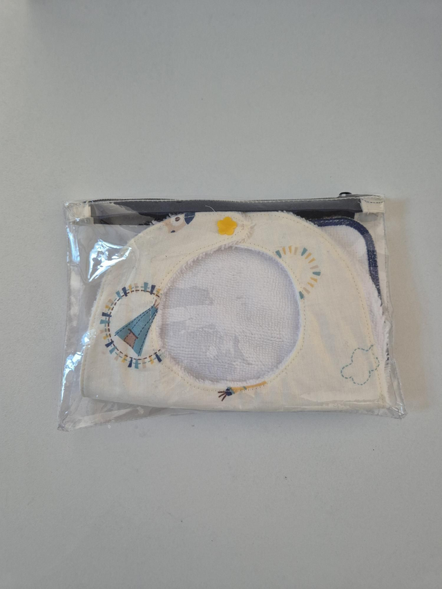 Trousse + lingettes + pare-pipi + bavoir motifs Indiens