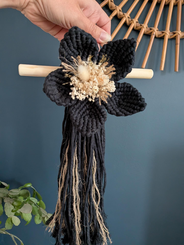 Fleur en macramé à suspendre 