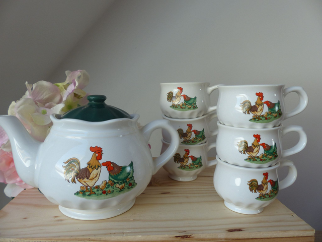 Service à café vintage en céramique - décor poules, poussins, coq - ambiance maison campagne - ensemble petit déjeuner - décoration cuisine