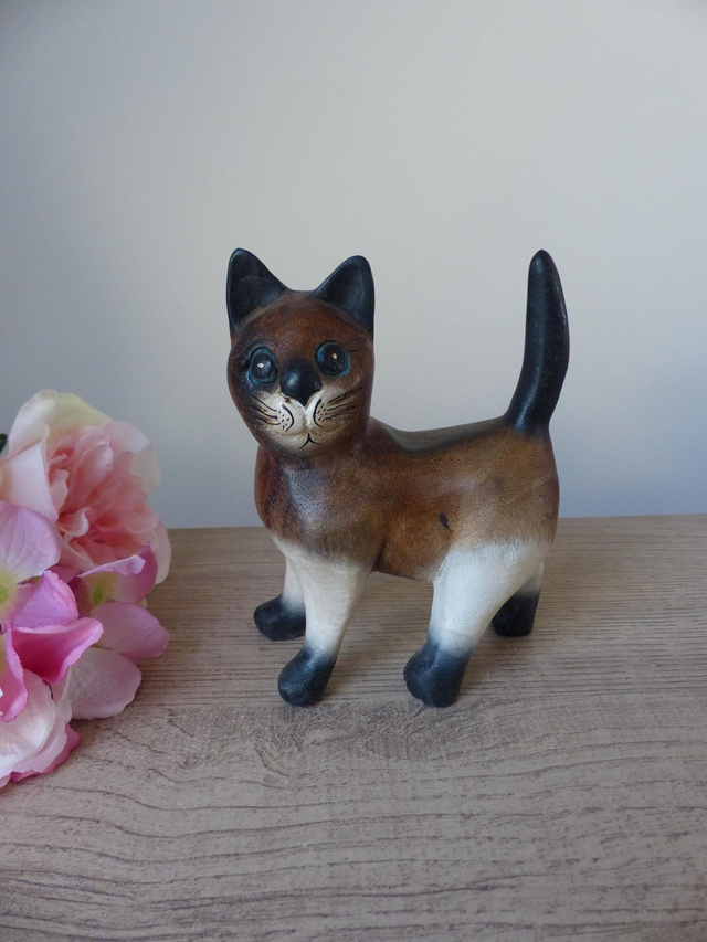 Figurine chat marron et beige bois sculpté et peint main, chat artisanal vintage, cadeau décoration chat en bois intérieur de la maison
