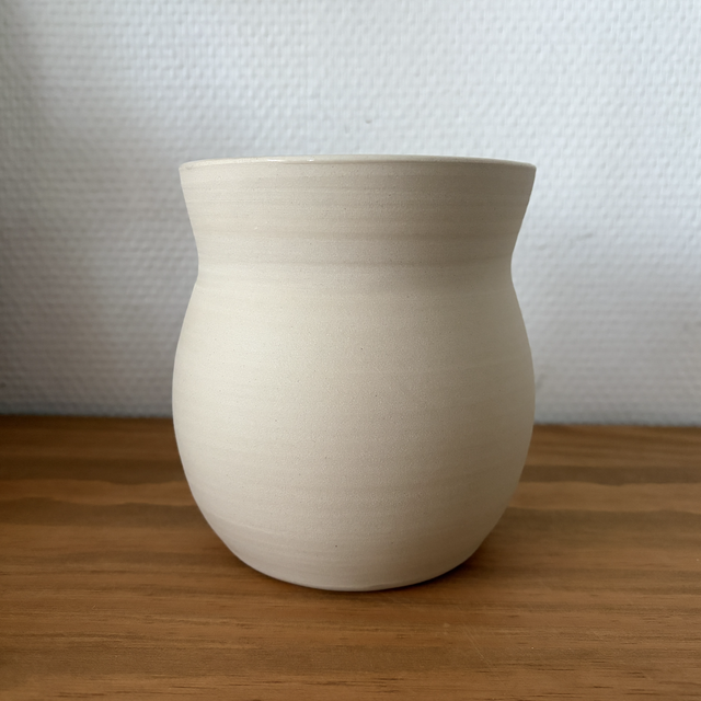 Vase artisanal en grès beige
