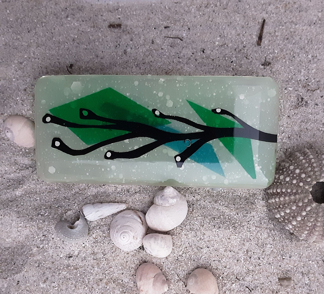 Broche grand rectangle angle arrondi collection Maritime fond vert d’eau écumeux incrustation verte et bleu et décor algue