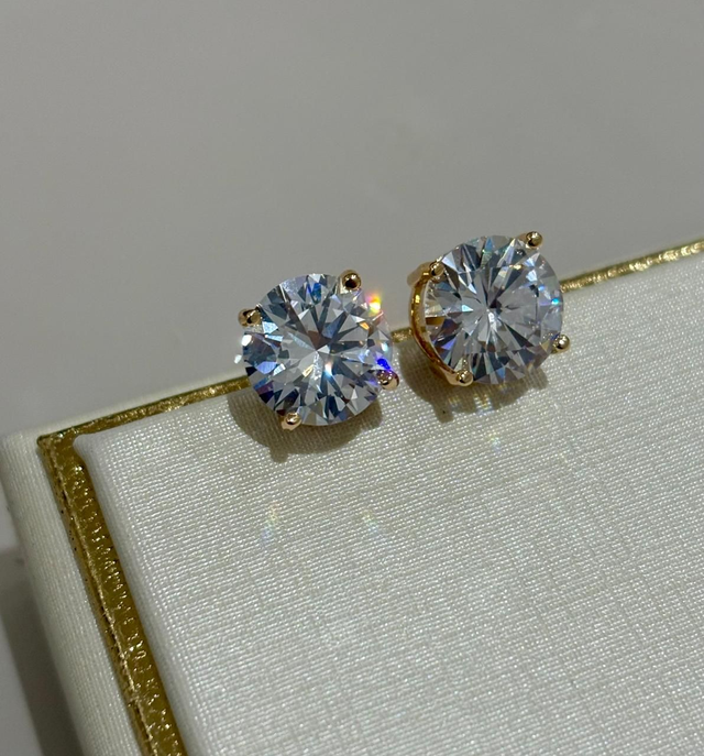 BRINCO PONTO DE LUZ 9,5MM OURO 18K ZIRCÔNIA AAA