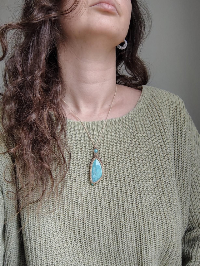 Source paisible — collier micro-macramé 