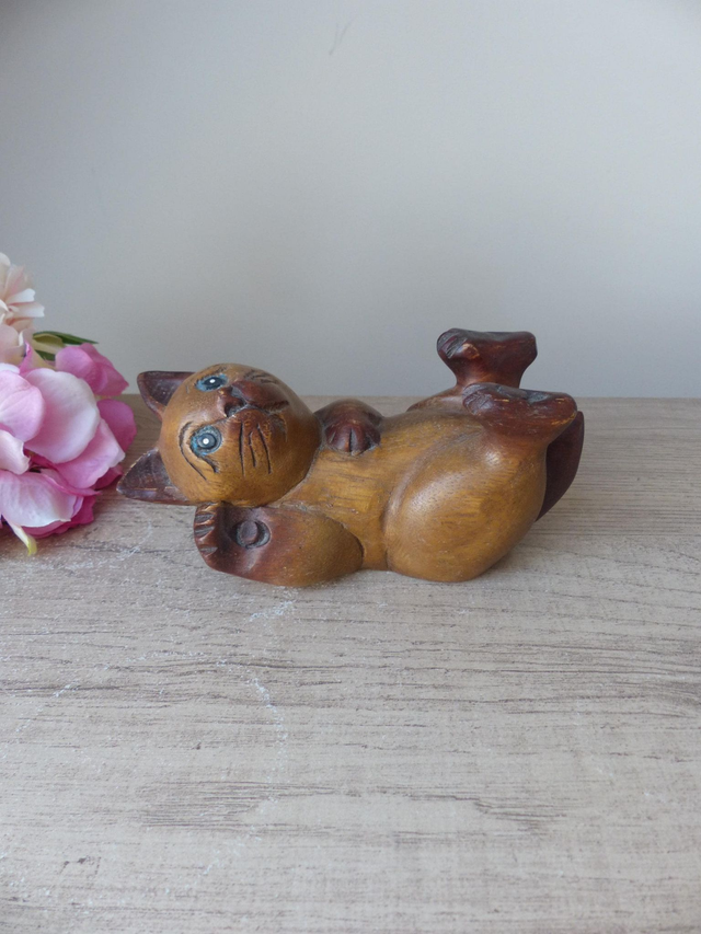 Statuette artisanale vintage en bois – Chaton joueur marron sculpté à la main, décoration pour bureau ou étagère, presse-papier décoratif