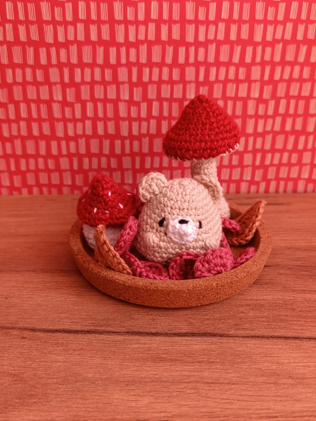 Bärchen mit Pilzen auf Kork  