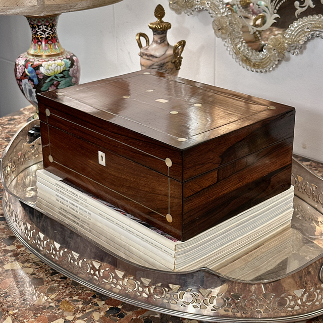 Caixa de costura victoriana em Pau Santo e Madrepérola