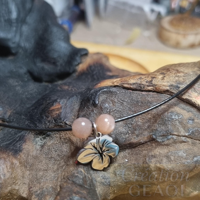 Collier hibiscus :pierre de soleil créer sur commande délai de 10 jours ouvrable 