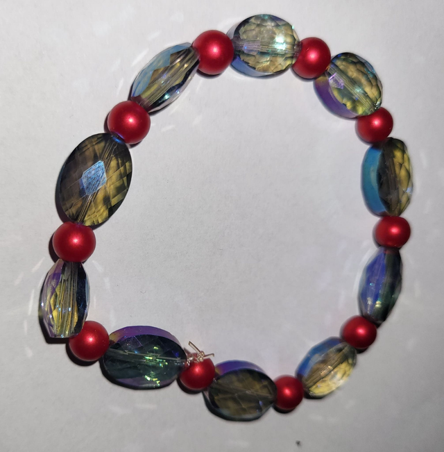 bransoletka z perełkami i kształtkami