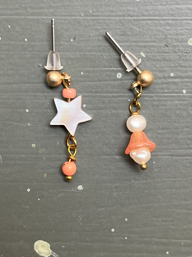 Petites boucles d'oreille en perles asymétriques corail