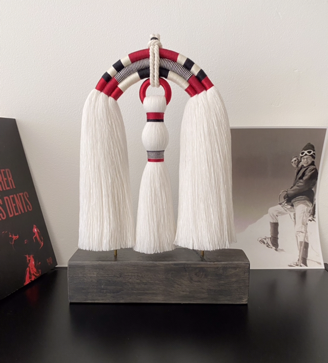 Totem, décoration à poser en macramé, coton peigné sur support en bois.