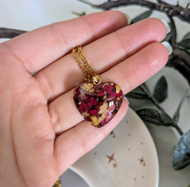 Colgante corazón de resina con rosas
