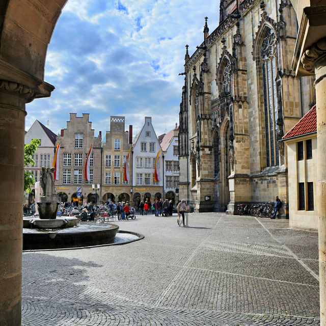 Brunnen durch den Bogengang