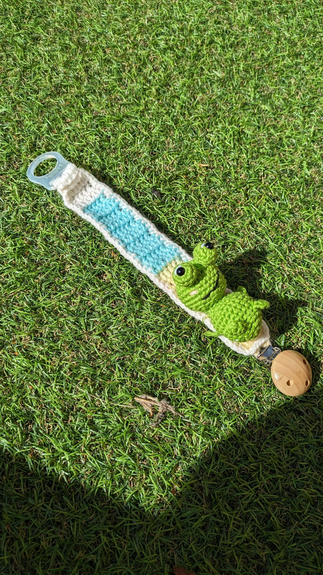 Attache tétine grenouille