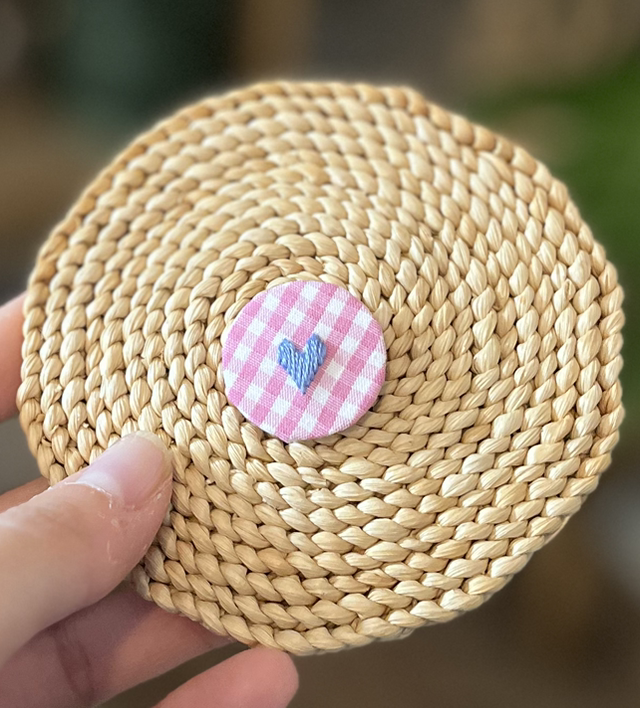 Pin’s coeur bleu/violet (vichy rose)