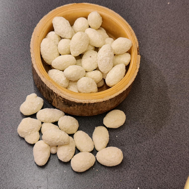 Mandel in weißer Schokolade und Kokos