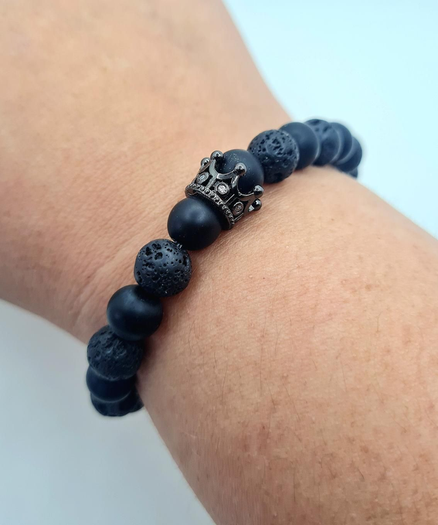 Bracelet "King" en perles naturelles onyx mat &amp; lave noir + perle couronne strass en acier noirci