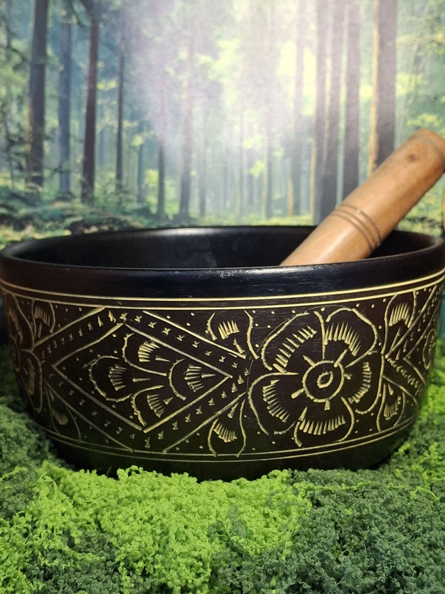 Grand Bol Chantant Tibétain 18 cm accompagné de son maillet en bois noir