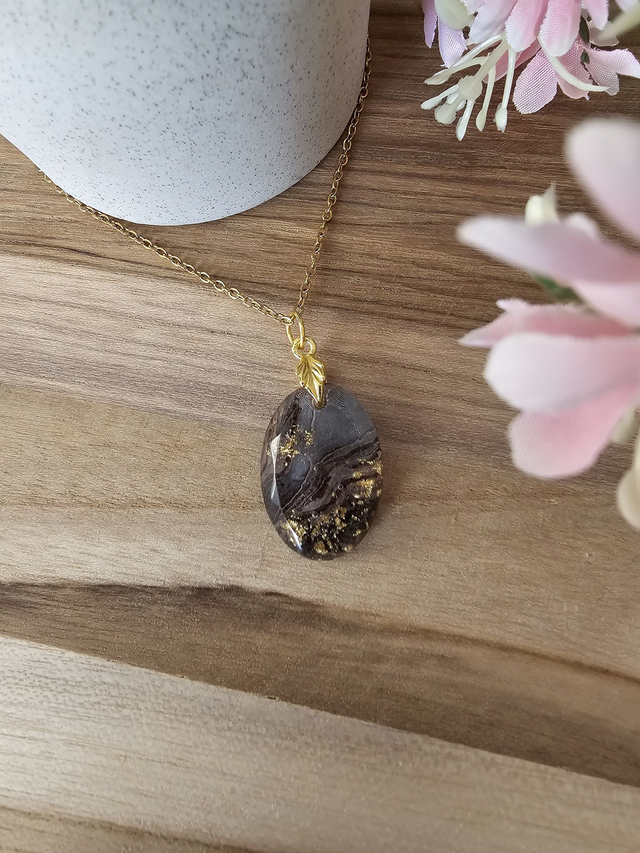 Pendentif Ovale &quot;Éclipse Dorée&quot; – Mystère et éclat en harmonie 🌑