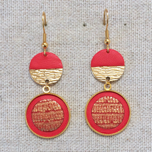 Boucles d'oreilles « Adagio » dorées, cuir corail et corail à motifs dorés