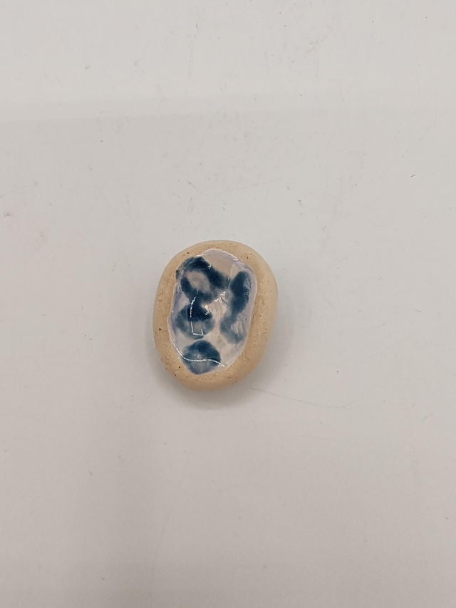 Galet d'apaisement en céramique bleu moucheté blanc 