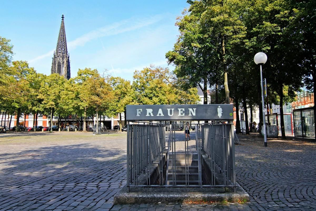 Frauen – WC am Domplatz von Hans-Peter Feldmann