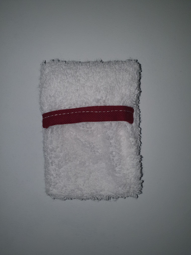 Gant à savonnette liseré bordeaux