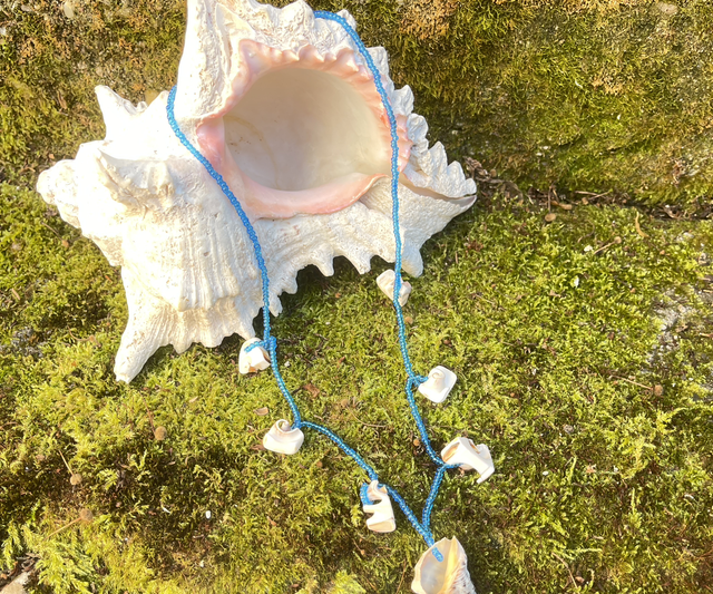 Muschelkette mit blauen Glasperlen