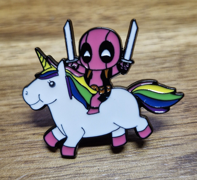 PIN&#039;S DEADPOOL SUR LICORNE