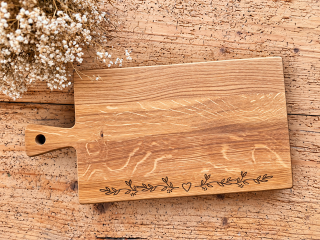 Brotzeitbrett „Blumenranke mit Herz“ – aus massiver Eiche