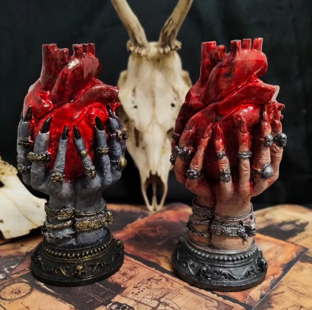 Cuore tra le mani - statua esoterica in resina