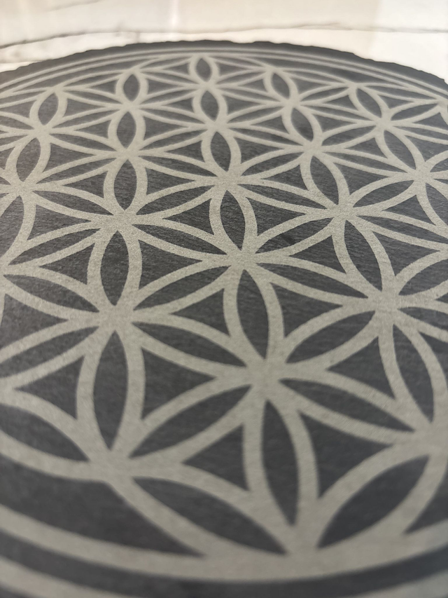 Fleur de Vie gravée sur un dessous de plat ou plateau apéritif en ardoise de 25 cm de diamètre
