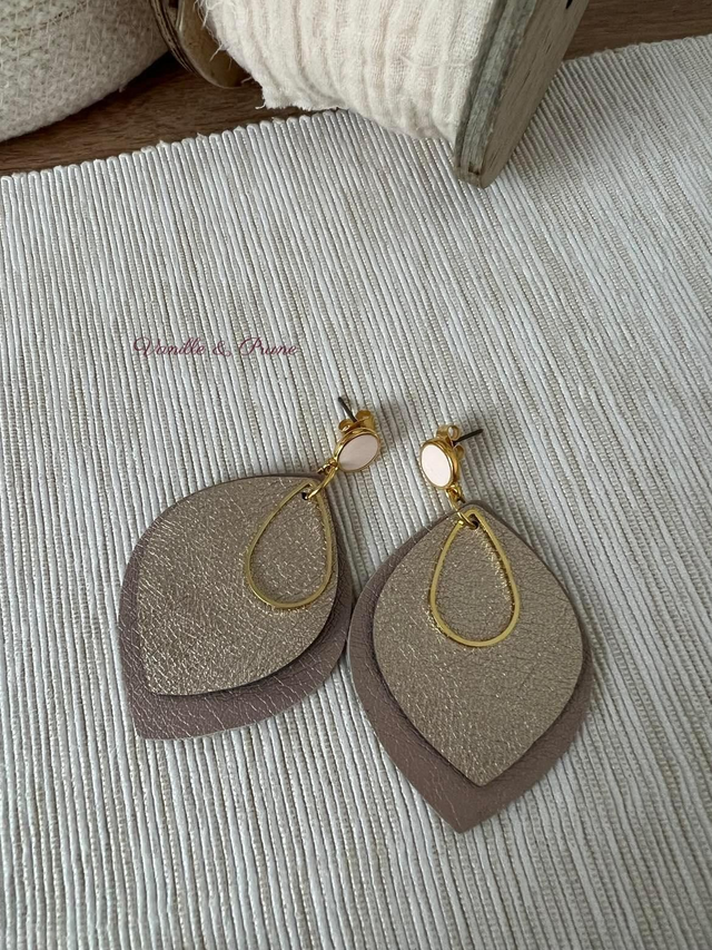 Boucles d&#039;oreilles ANNA, formes feuilles, bijou upcycling en similicuir doré rose et doré