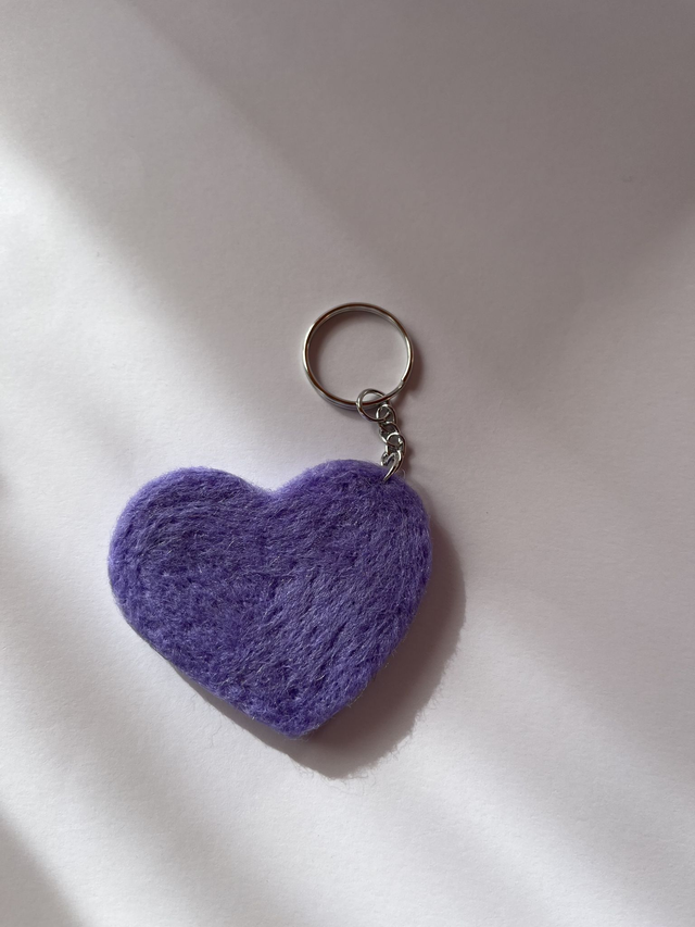 Llavero de corazón violeta