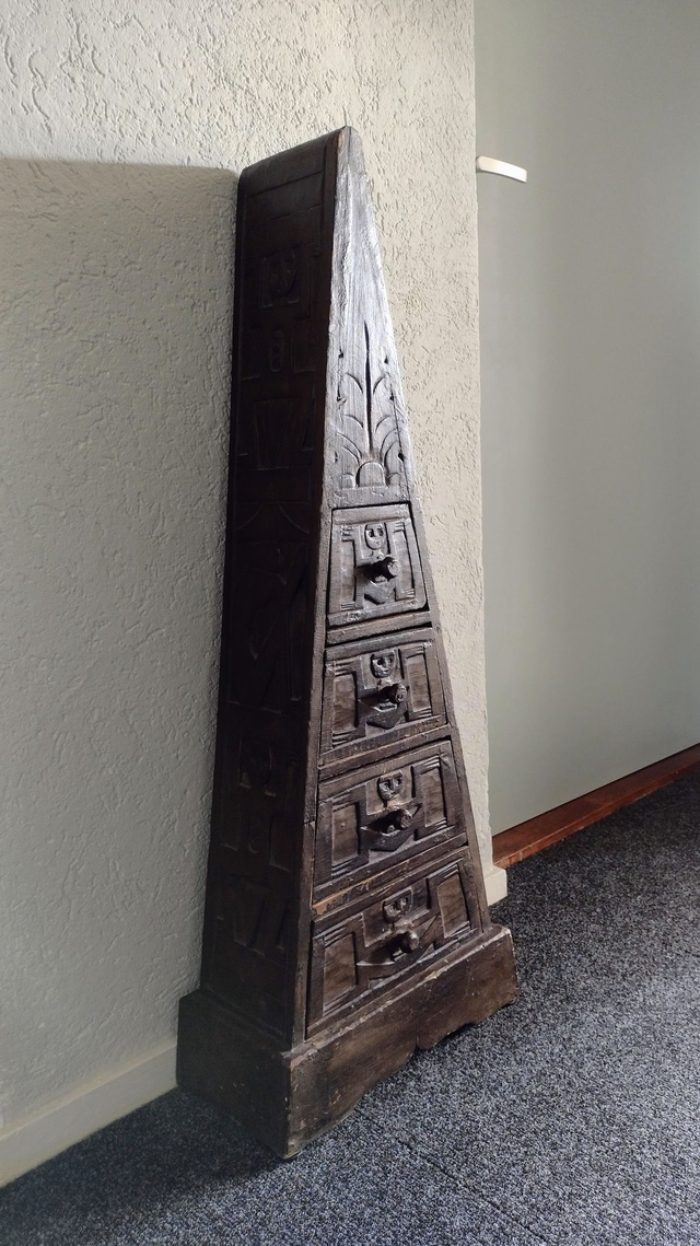 Afrika | Driehoekige Opbergkast 4 laatjes Decoratief Houtsnijwerk (diepte 18 | hoogte 97 | breedte 36 cm) in donkerbruine kleur | Vintage