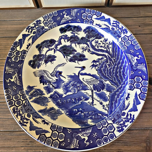 Grand plat (41cm) asiatique en céramique bleu et blanc décor d'oiseaux (grues)