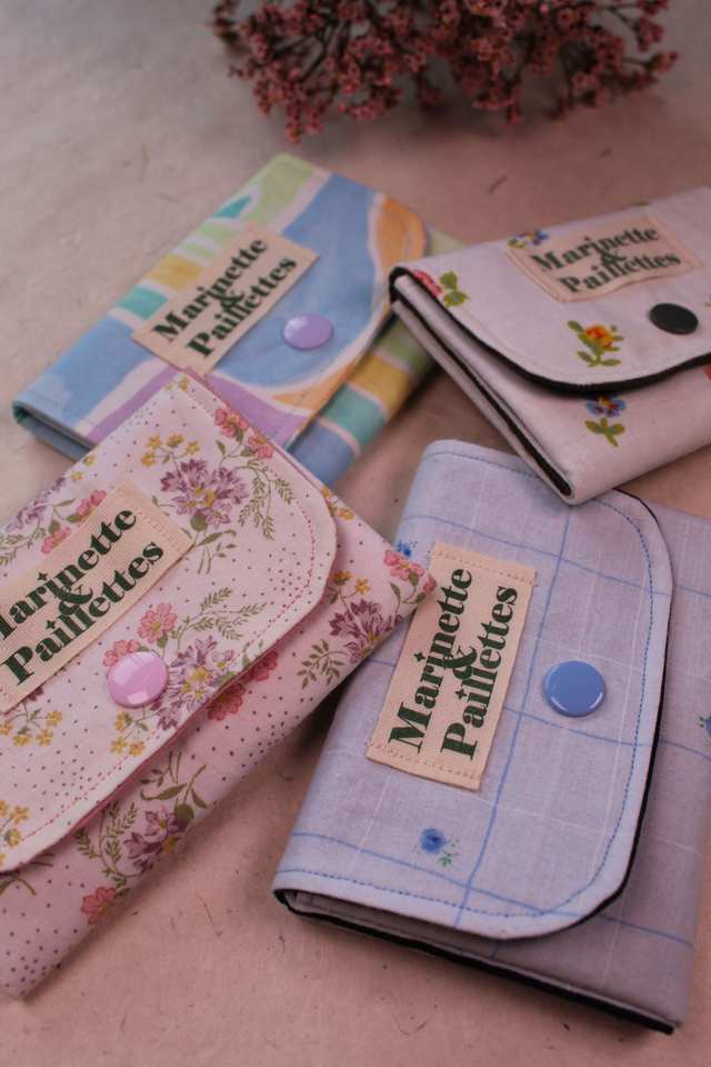 Porte-monnaie upcyclé petites fleurs bleues