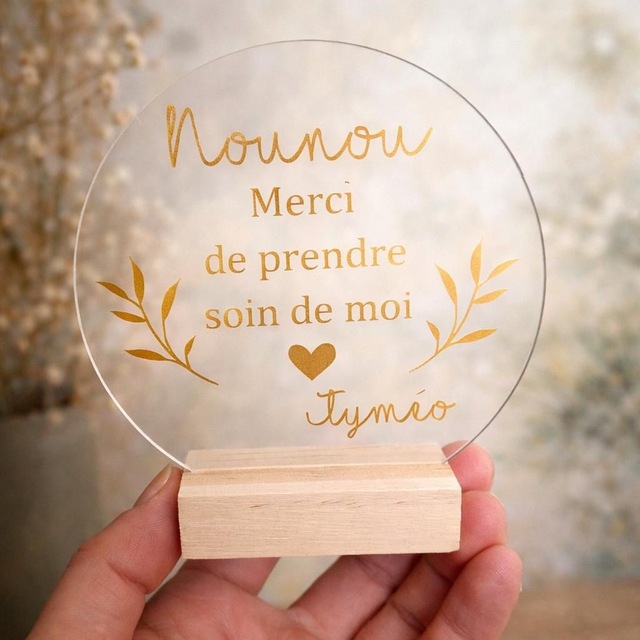 Cadeau nounou – Rond plexi transparent "Nounou Merci de prendre soin de moi" – Prénom personnalisé + support bois