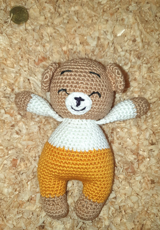 Eden en pyjama blanc et or