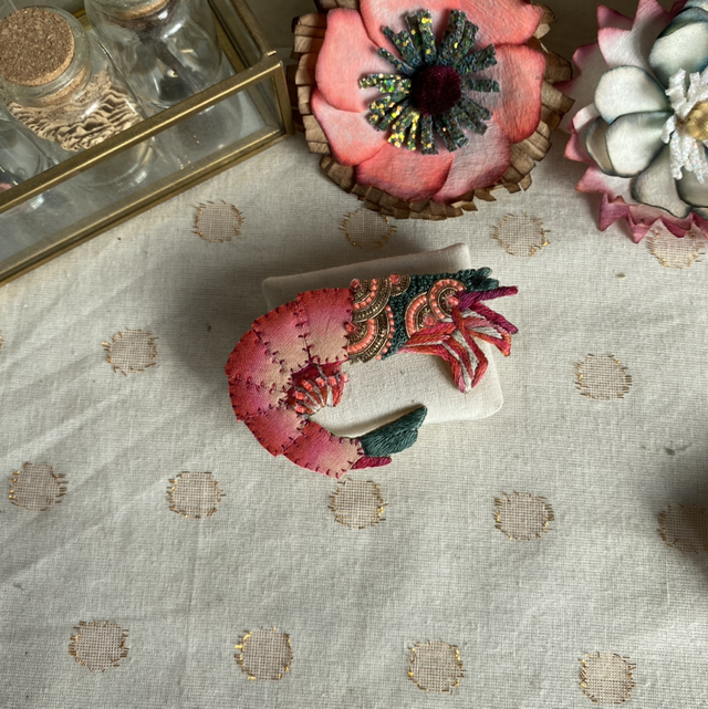 Broche crevette rose