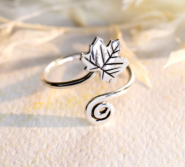 Anillo de hoja y espiral hecho a mano en plata 925