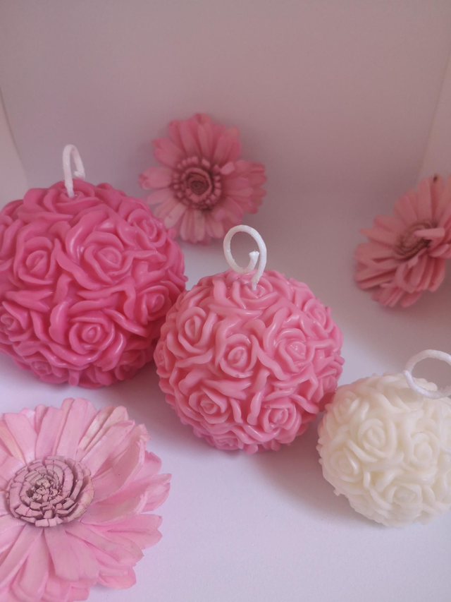 Trois Roses en forme de boule, dégradé de rose 