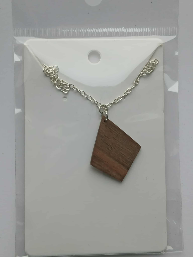 Pendentif géométrique en bois naturel – bijou artisanal